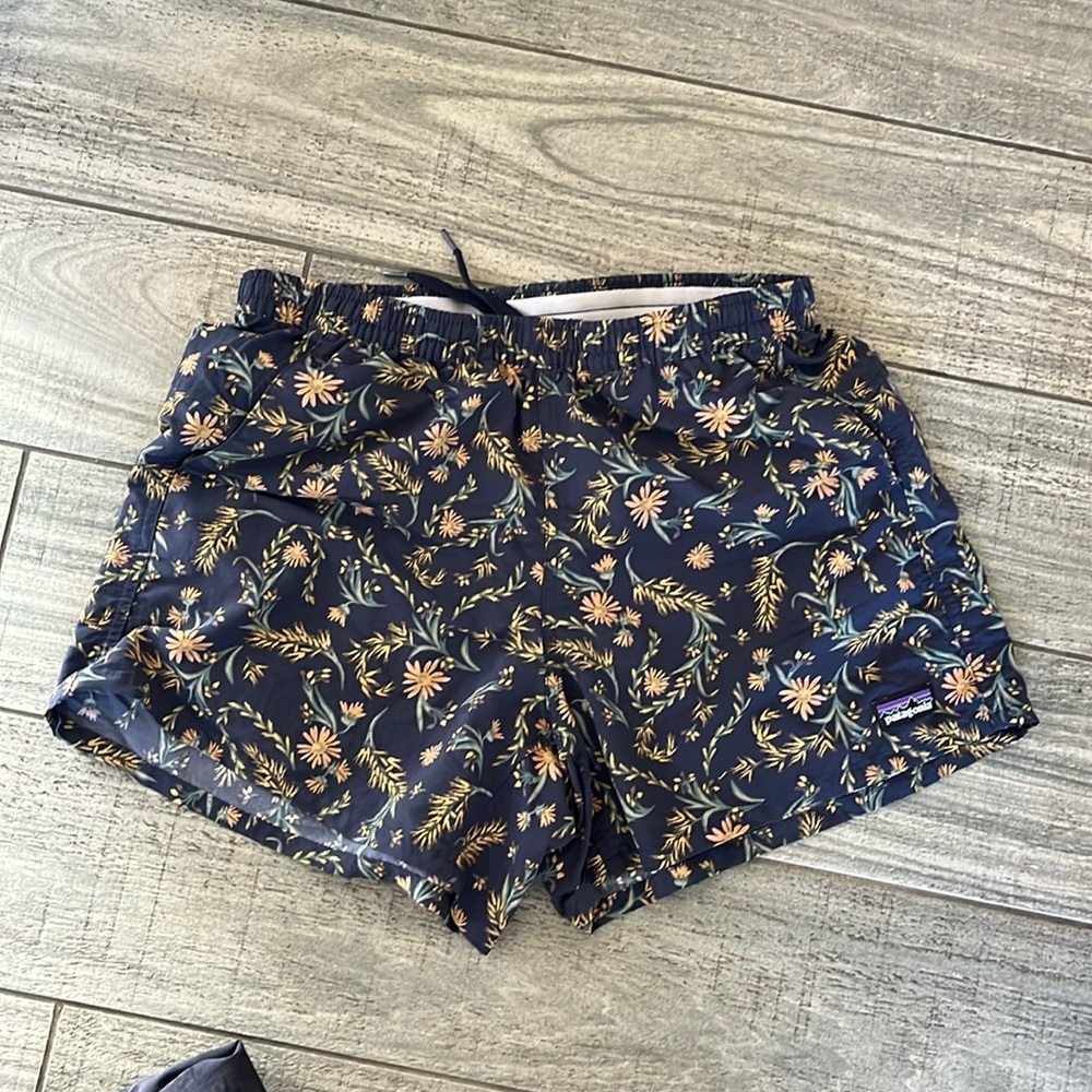 Patagonia baggies women’s shorts size small, flower pattern